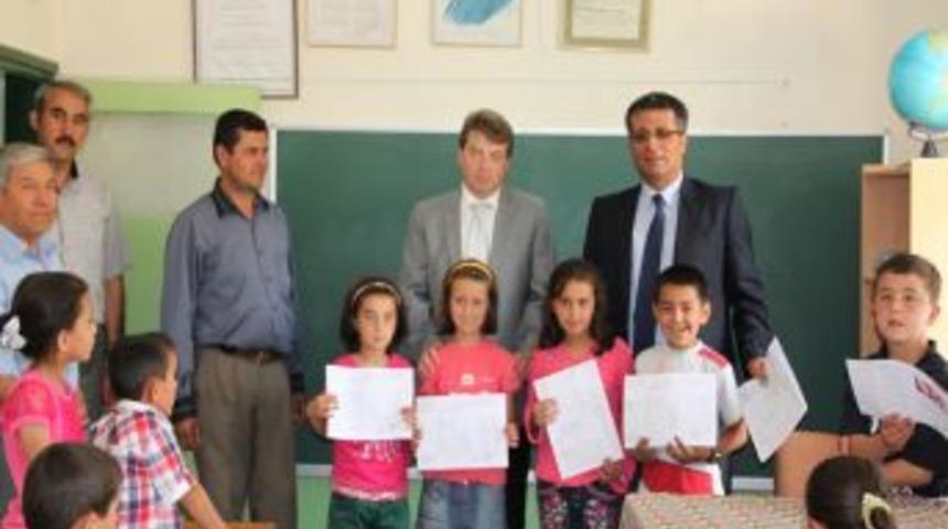 K&ouml;y Okulu &Ouml;ğrencileri Karnelerini Kaymakam Karahan'ın Elinden Aldı