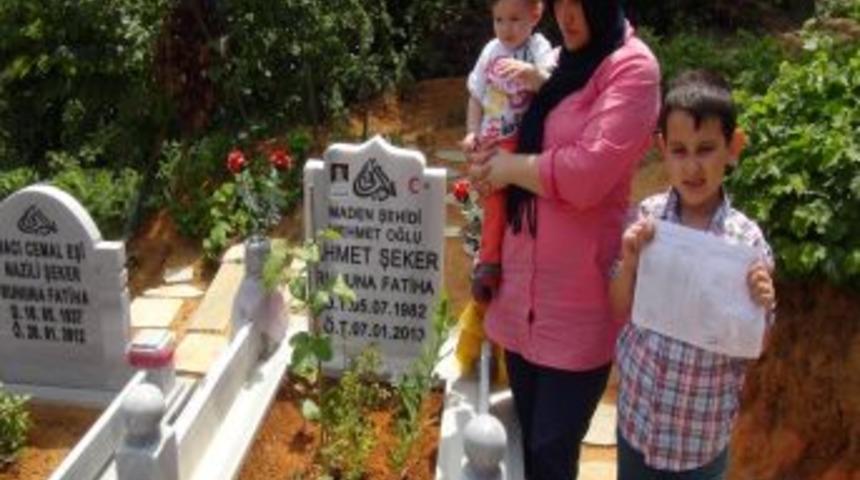 Maden Şehidinin Ilk Okula Giden Oğlu, Karnesiyle Babasının Mezarına Koştu