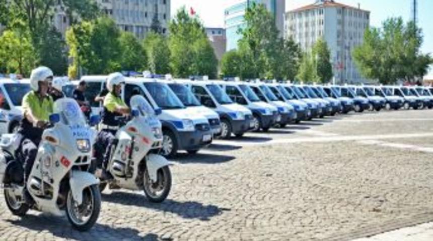 İş Adamlarının Desteği Ile Alınan Ara&ccedil;lar Emniyete Verildi