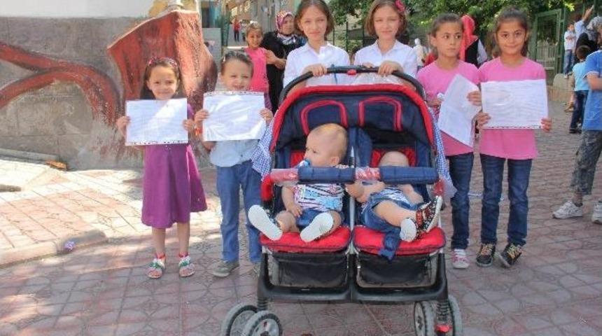 İkiz &Ouml;ğrencilerin Karne Sevinci