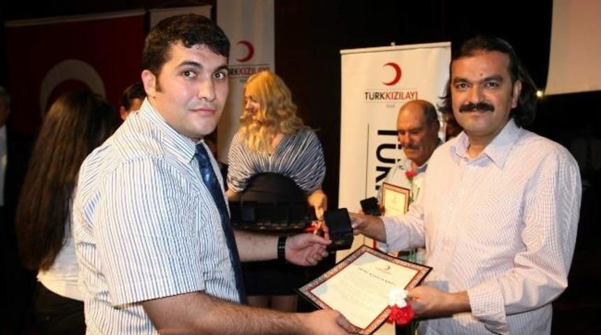 Kızılay D&uuml;zenli Kan Bağış&ccedil;ılarını Madalya İle &Ouml;d&uuml;llendirdi