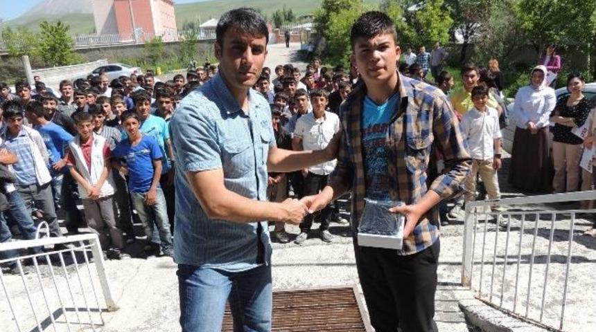 Eğitim Yılı S&uuml;resince 57 Kitap Okudu Tablet Bilgisayarı Kazandı