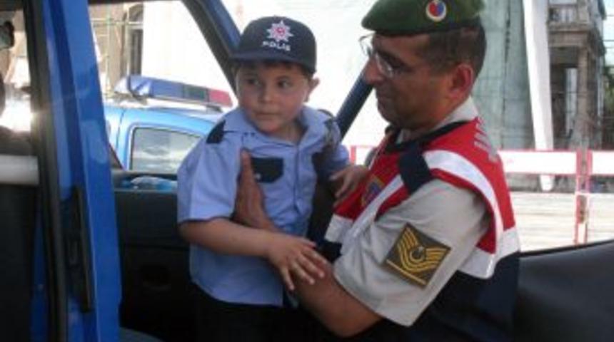 Jandarmanın Sergisine Vatandaşlar Ilgi G&ouml;sterdi