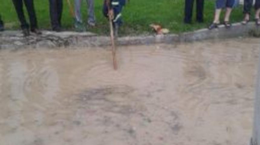 K&uuml;tahya'da Logarlar Tıkandı, Yollar G&ouml;le D&ouml;nd&uuml;, 20 Evi Su Bastı