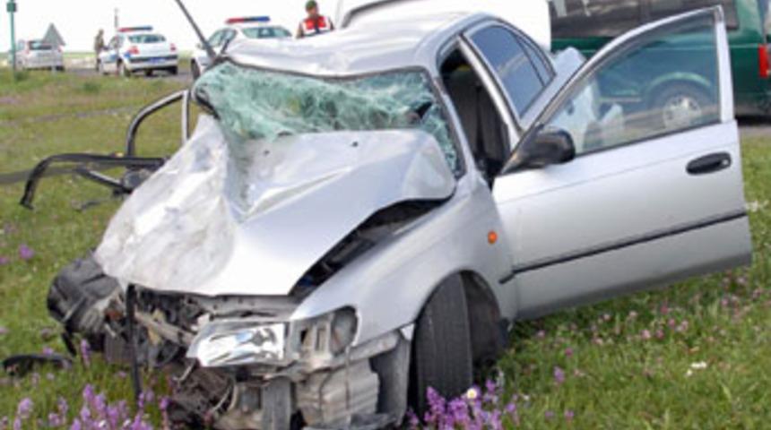 Kars&rsquo;ta trafik kazası: 2 &ouml;l&uuml;, 12 yaralı