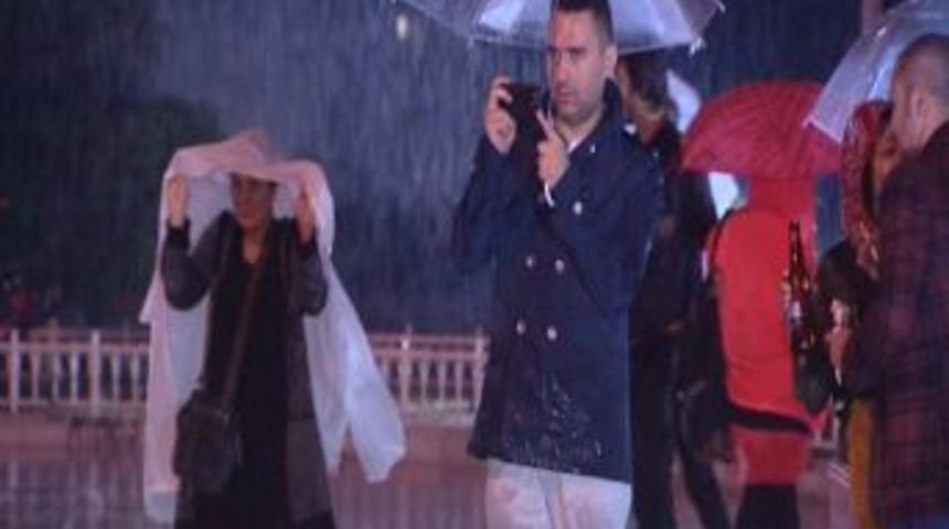 Taksim Meydanı'nda Ani Bastıran Yağmur Eylemcilere Zor Anlar Yaşattı