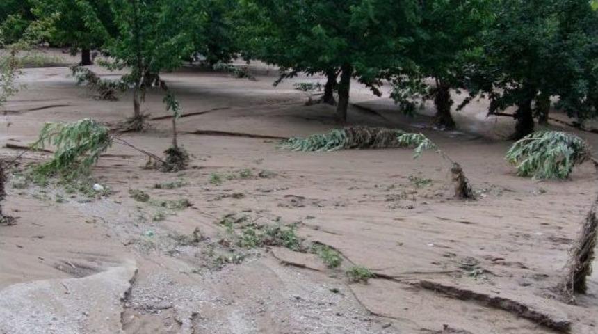 Kiraz Belediyesi Sel Felaketine Uğrayan K&ouml;ye Yardım Elini Uzattı