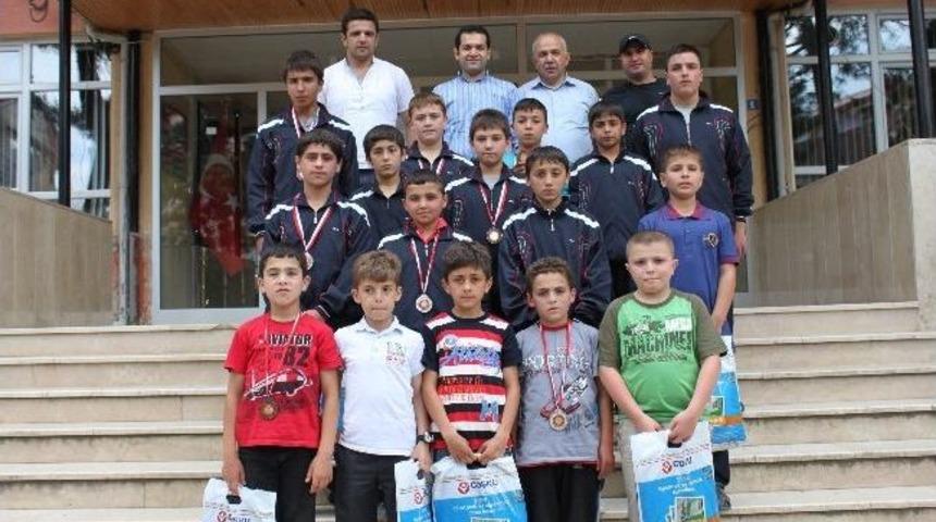 Kaymakamdan Dereceye Giren G&uuml;reş&ccedil;ilere &Ouml;d&uuml;l