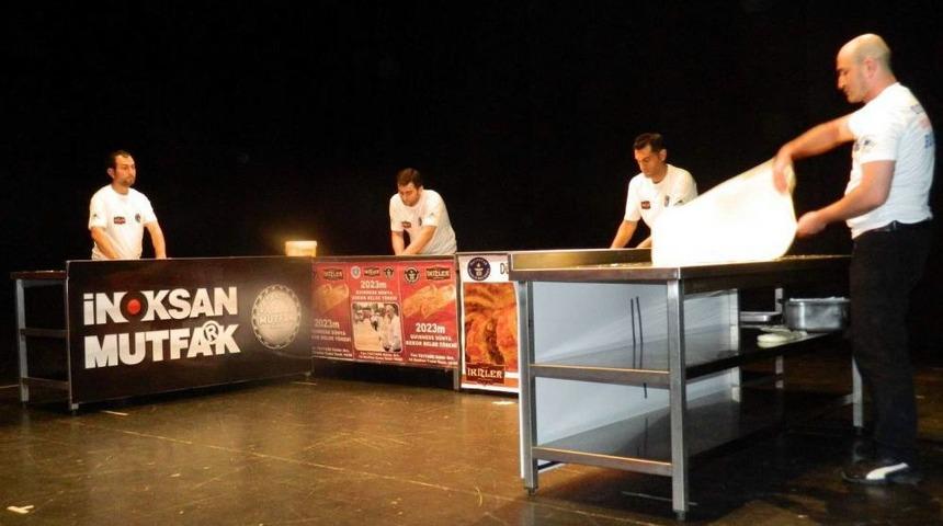 2023 Metrelik Kol B&ouml;reğiyle Rekor Kıran B&ouml;rek&ccedil;i Guinness Belgesini Aldı