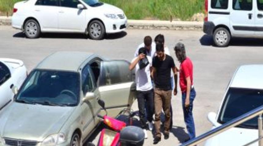 Polisi G&ouml;r&uuml;nce Ka&ccedil;an Uyuşturucu Tacirleri Kıskıvrak Yakalandı