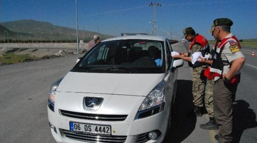 Jandarma S&uuml;r&uuml;c&uuml;lere, Bu Kez Ceza Değil Hediye