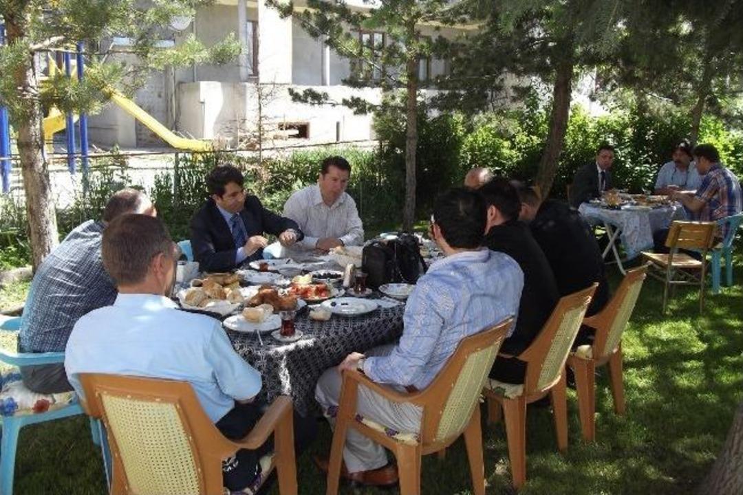 Tayini &Ccedil;ıkan Hakim, Savcı Ve Garnizon Komutanına Veda Kahvaltısı