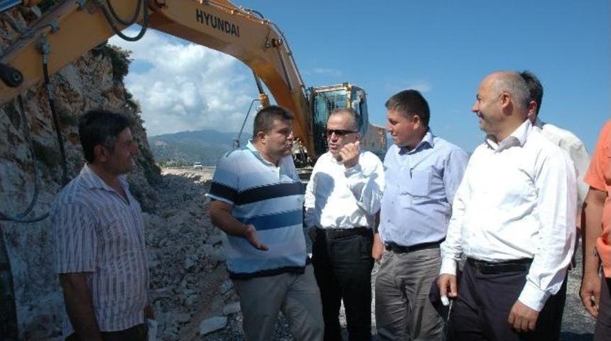 Demre-kaş Karayolunda Sel Suları İ&ccedil;in Kanal &Ccedil;alışması