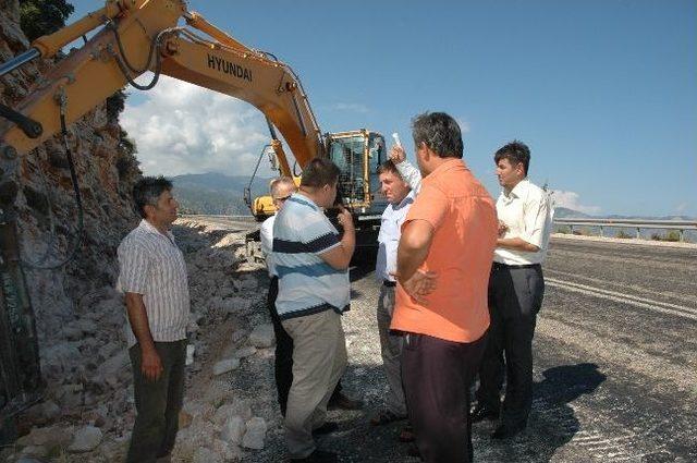 Demre-kaş Karayolunda Sel Suları İçin Kanal Çalışması