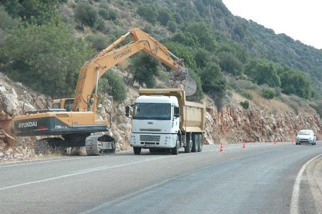 Demre-kaş Karayolunda Sel Suları İçin Kanal Çalışması