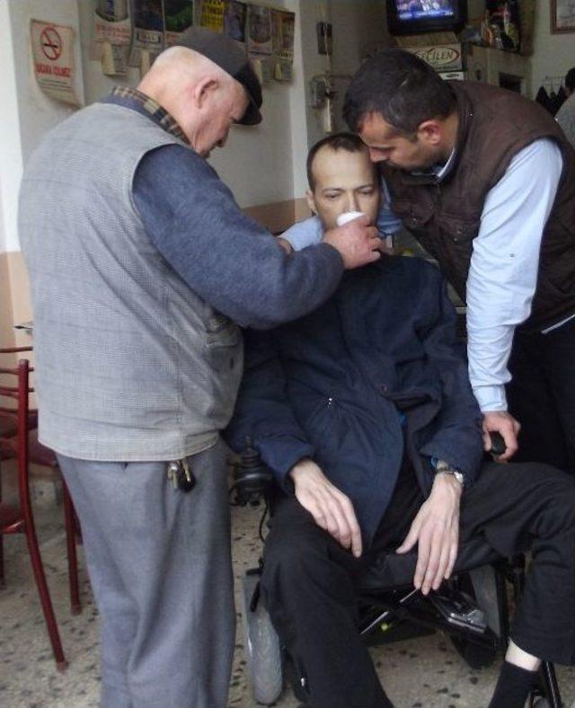 Oğlunu Sırtında Taşıyan Baba, Yılın Babası Se&ccedil;ildi 1