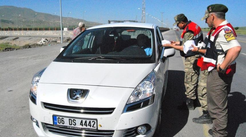 Jandarma Ekiplerinden S&uuml;r&uuml;c&uuml;lere Hediye