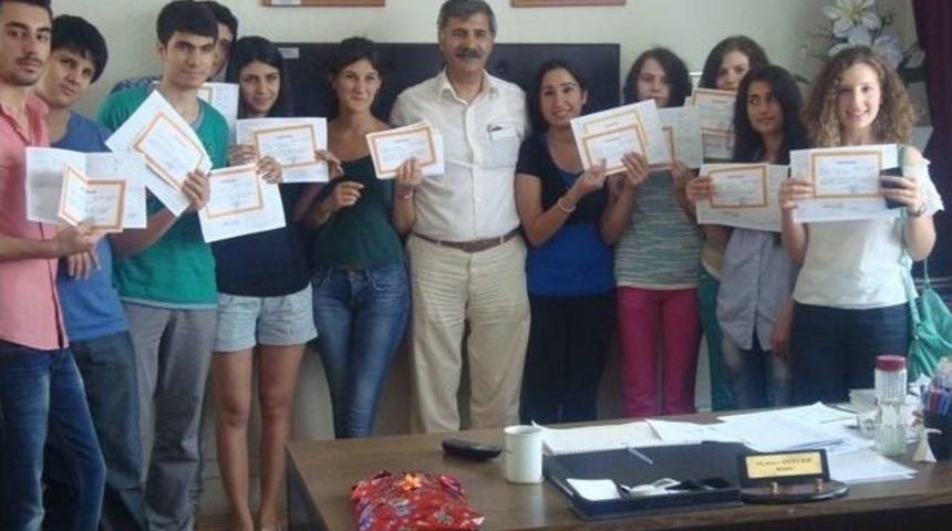 İzmirli Aktivistlerden &Ouml;ğrencilere Tatil &Ouml;d&uuml;l&uuml;