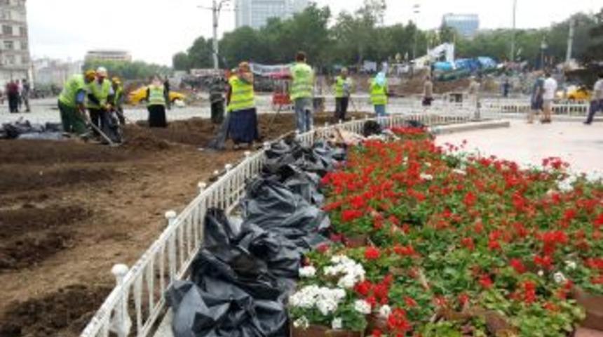 Taksim Meydanı &Ccedil;i&ccedil;ek A&ccedil;tı