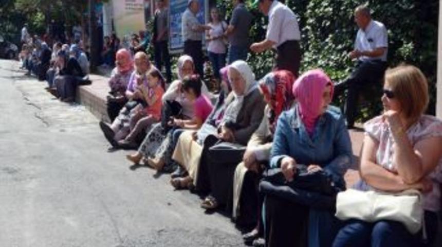 &Ouml;ğrenciler Sınavda, Aileler Duada