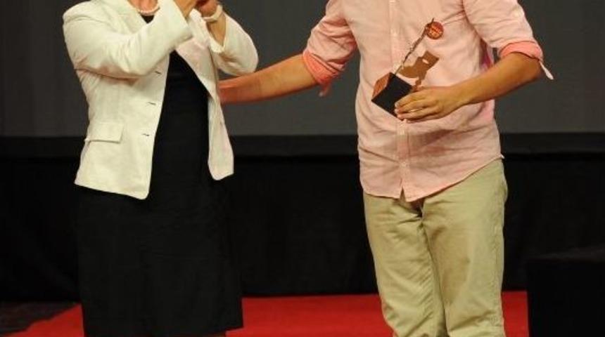 Tiyatro Şenliği&rsquo;nde &Ouml;d&uuml;ller Sahiplerini Buldu