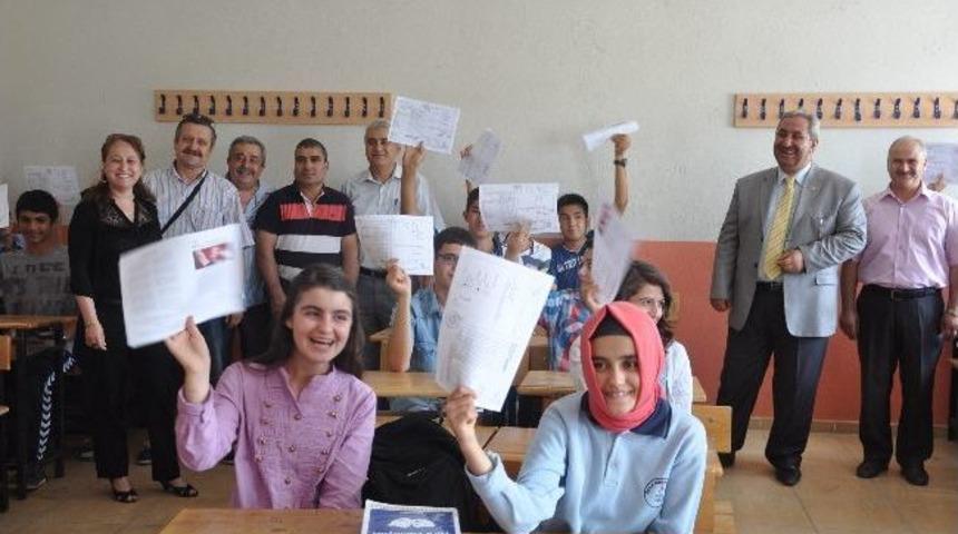 Soma'da 20 Bin &Ouml;ğrenci Karne Sevinci Yaşadı