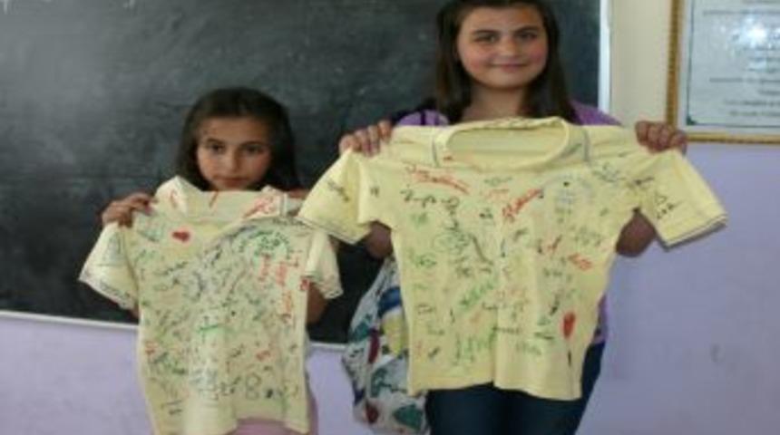 Okul Değiştiren &Ouml;ğrenciler, Hatıra I&ccedil;in &Uuml;niformalarını Imzalattı