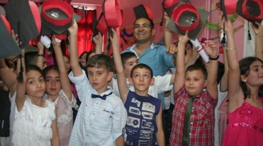 İlkokul &Ouml;ğrencilerinden Veda Partisi