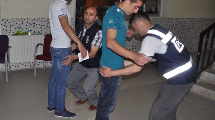 &Ouml;ğrenciler Sınavda, Veliler Dışarıda Ter D&ouml;kt&uuml;