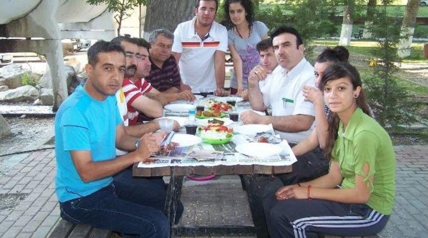 Bağlama Kursu Kursiyerleri Mangal Partisi D&uuml;zenledi