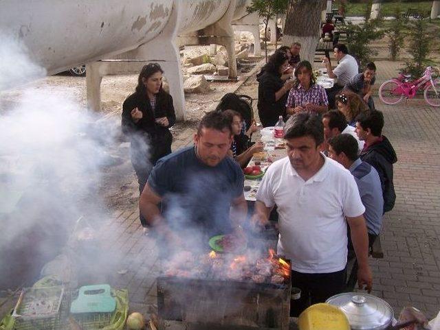 Bağlama Kursu Kursiyerleri Mangal Partisi Düzenledi