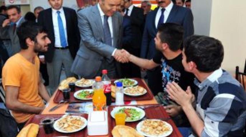 Vali Altıparmak, &Uuml;niversite &Ouml;ğrencileriyle Yemek Yedi