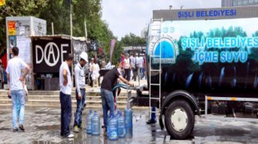 Şişli Belediyesi Gezi Parkı&rsquo;nda Su Dağıttı