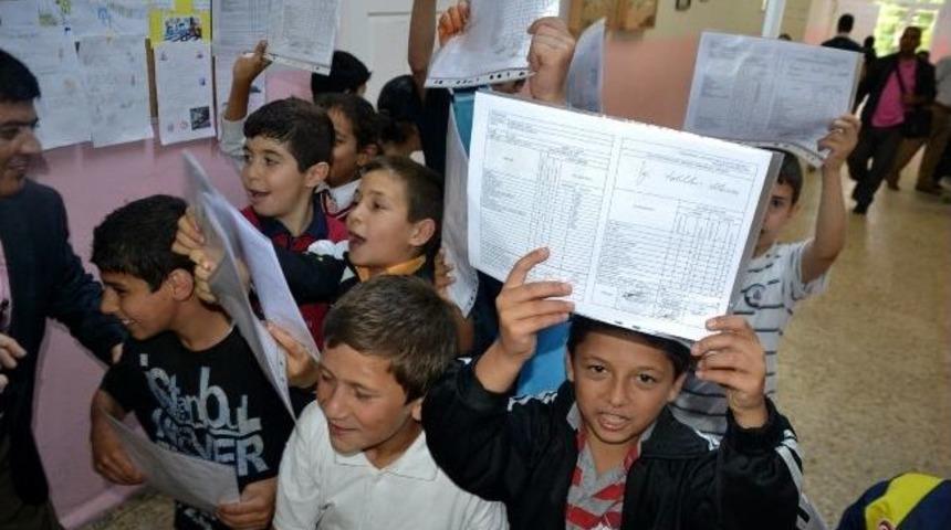 &Ccedil;orlu'da &Ouml;ğrencilerin Karne Sevinci