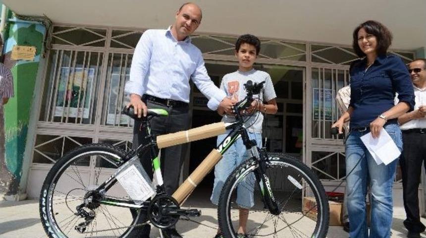 Belediye En Fazla Atık Pil Toplayan &Ouml;ğrencilere Bisiklet Hediye Etti