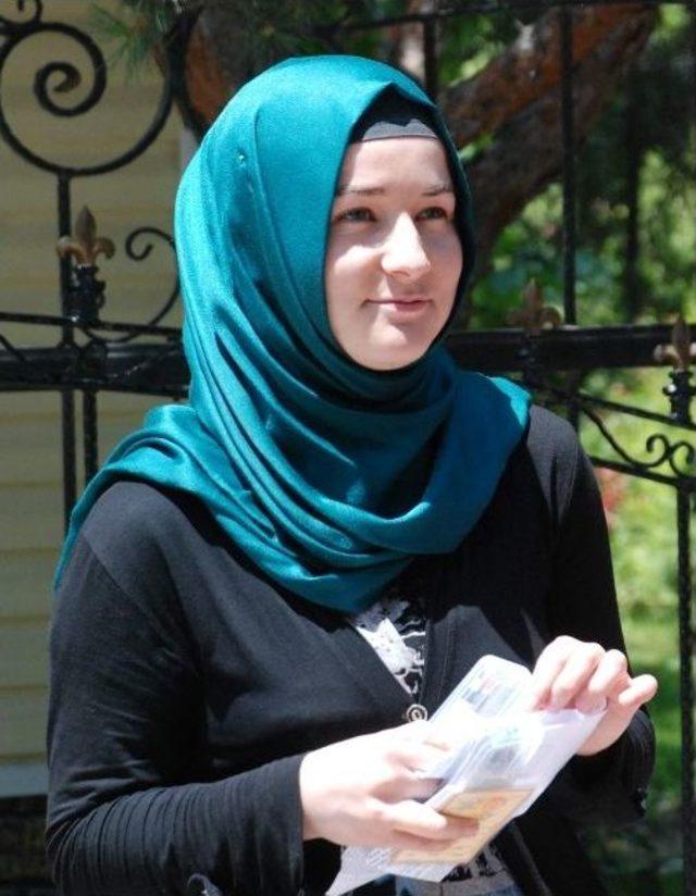 Lys&rsquo;de Kimliğini Unutan Gen&ccedil; Kız Son Anda Sınava Girebildi 1