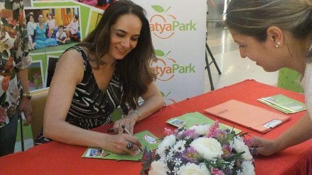 Neşe Erberk, İmza Günü’ne Katıldı