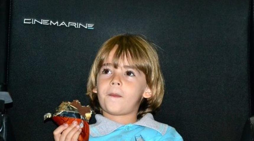 Oynadığı Filmi Arkadaşlarıyla Seyretti