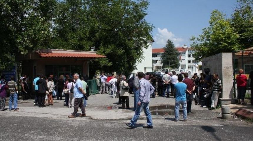 &Ouml;ğrenciler Sınavda Veliler Dışarıda Terledi