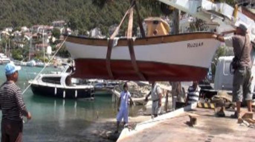 Balkonda Yaptığı Tekneyi Vin&ccedil;le Denize Indirdi