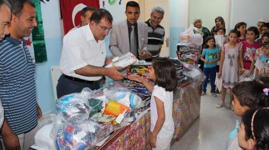 Suriyeli Sığınmacı &Ouml;ğrencilere Karneleri Verildi