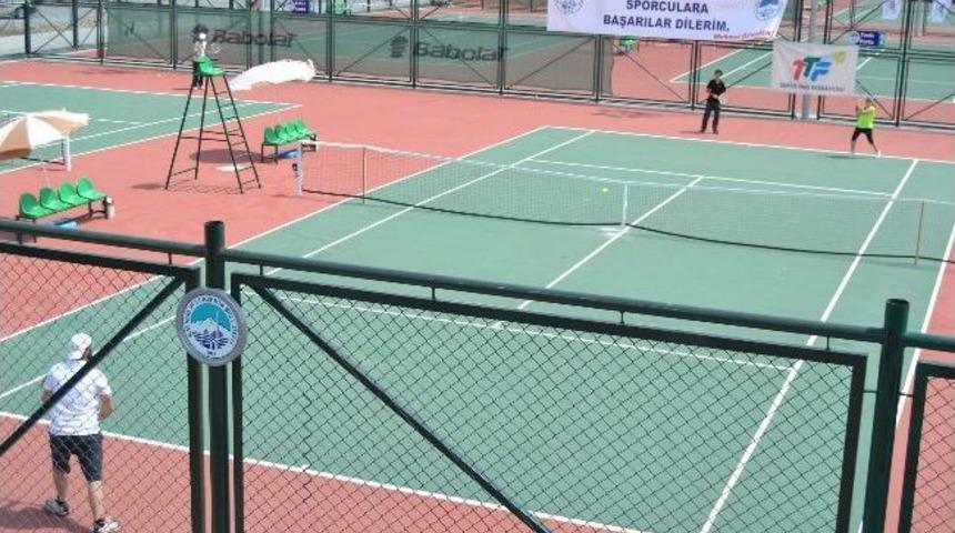 16 Yaş Yaz Kupası - 1 Tenis Turnuvasının Tanıtım Toplantısı Yapıldı