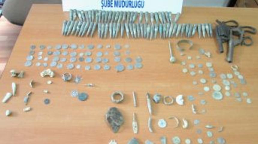 Uşak&rsquo;ta Tarihi Eser Ve Silah Operasyonu