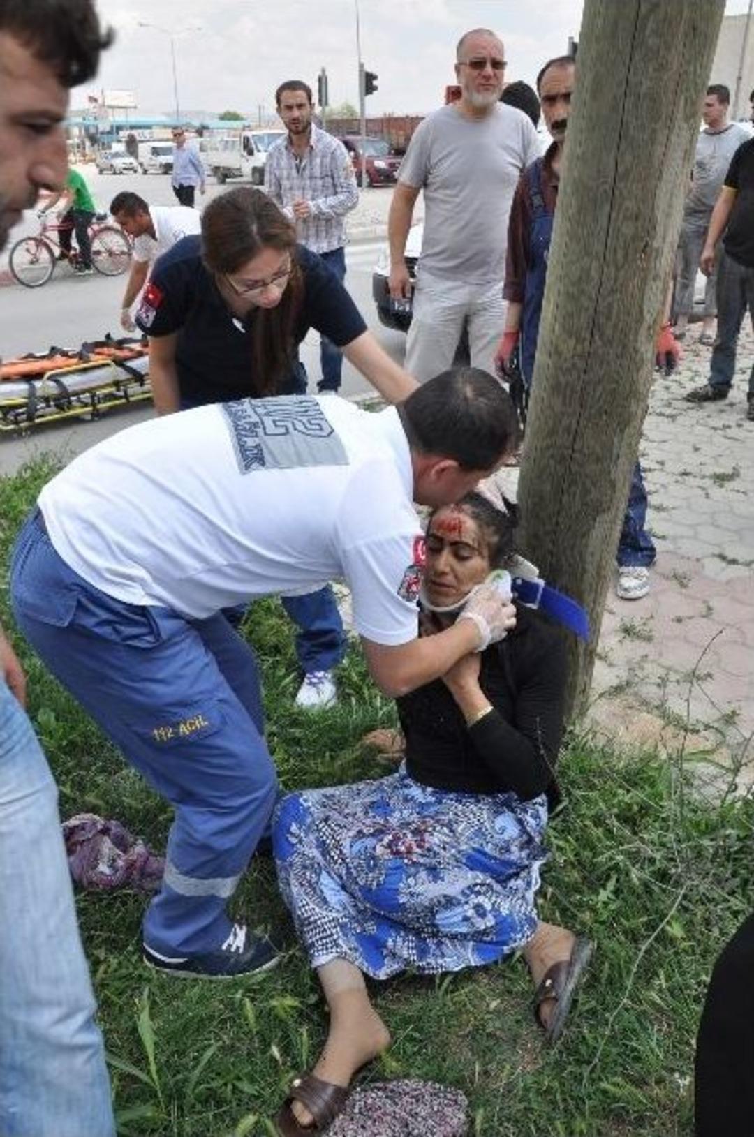 Otomobille Ticari Ara&ccedil; &Ccedil;arpıştı: 3&rsquo;&uuml; &Ccedil;ocuk 5 Yaralı