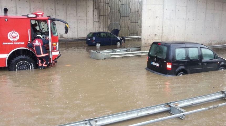 Ara&ccedil;larında Mahsur Kalanları Itfaiye Kurtardı