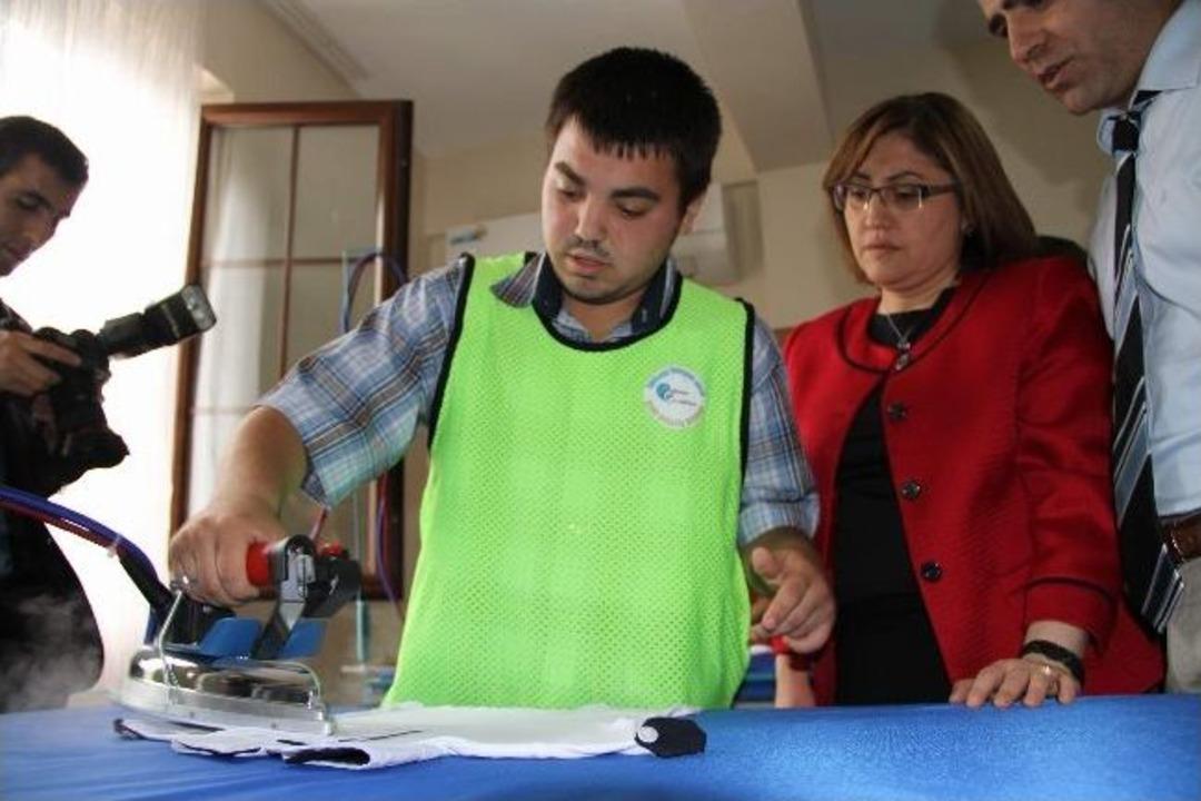 Bakan Şahin, Engelli Mehteriyle Fetih Marşı S&ouml;yledi