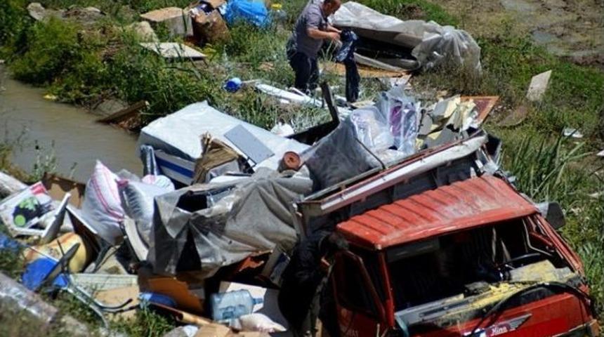 Tosya'da Eşya Y&uuml;kl&uuml; Kamyon &Ccedil;eltik Tarlasına U&ccedil;tu