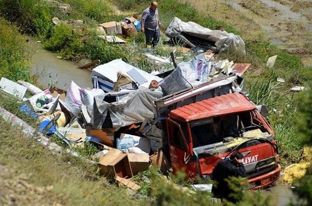 Tosya'da Eşya Yüklü Kamyon Çeltik Tarlasına Uçtu