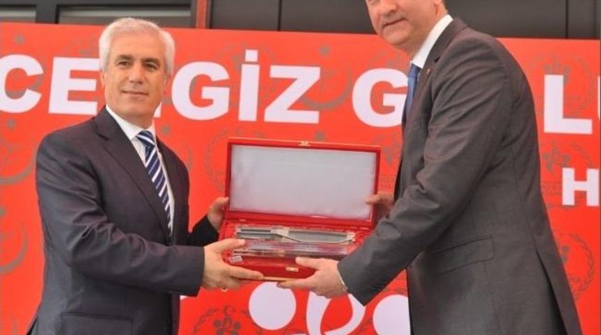 Cengiz G&ouml;ll&uuml; Voleybol Salonu Kapılarını A&ccedil;tı