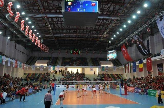 Cengiz Göllü Voleybol Salonu Kapılarını Açtı